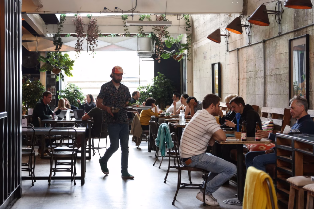 نمایی از کافه