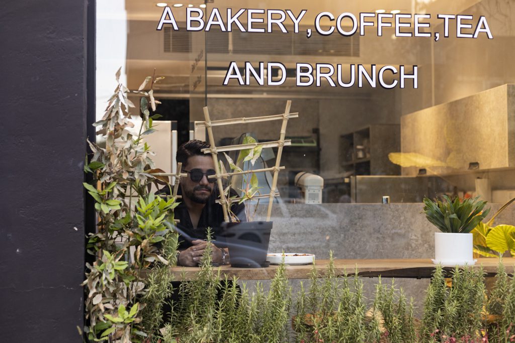 مردم در کافه