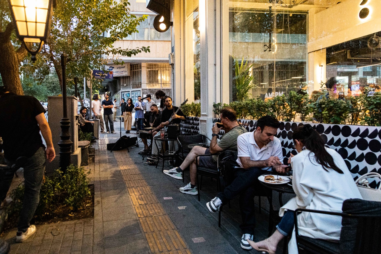 کافه ای در تهران