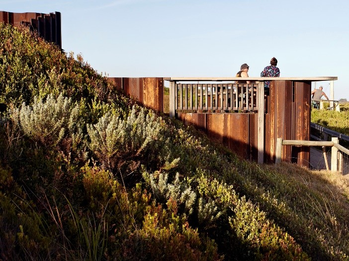 کافه موج سوم، معماری با مواد بازیافتی