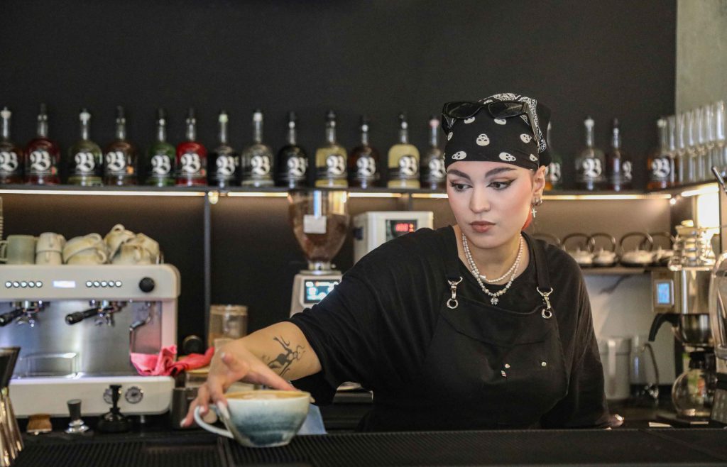 کار زنان در کافه