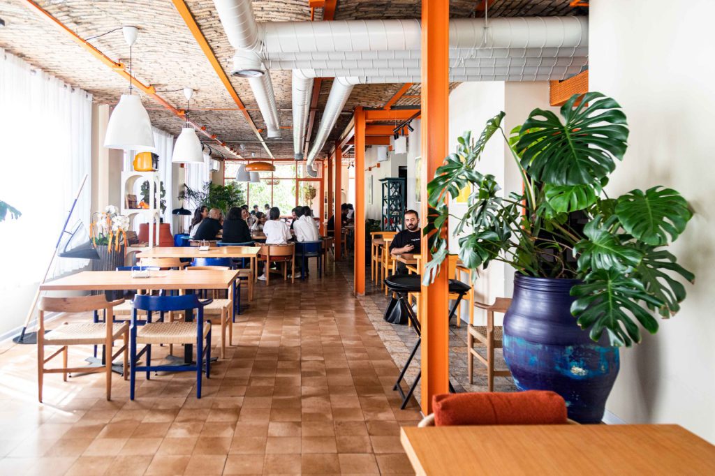 کافه و نسل هزاره: معنای تازه‌ای از دورهمی در کنار دانشگاه‌ها