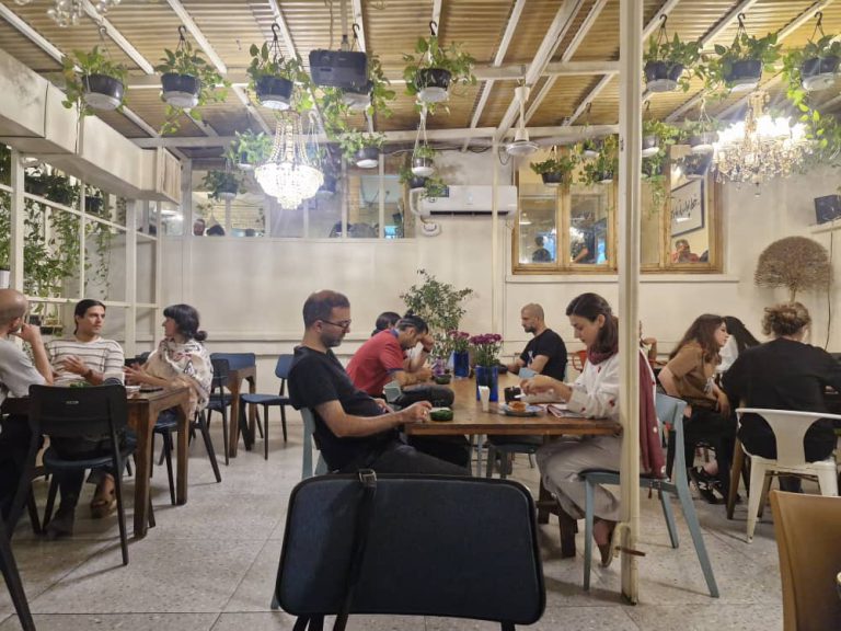 تحولات قهوه‌خانه‌ها به‌عنوان سومین مکان و تأثیر فناوری‌های ارتباطی بر آن