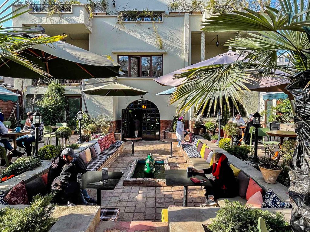 نفس‌های به شماره افتاده: سرگذشت کافه‌های تهران در میانه بحران