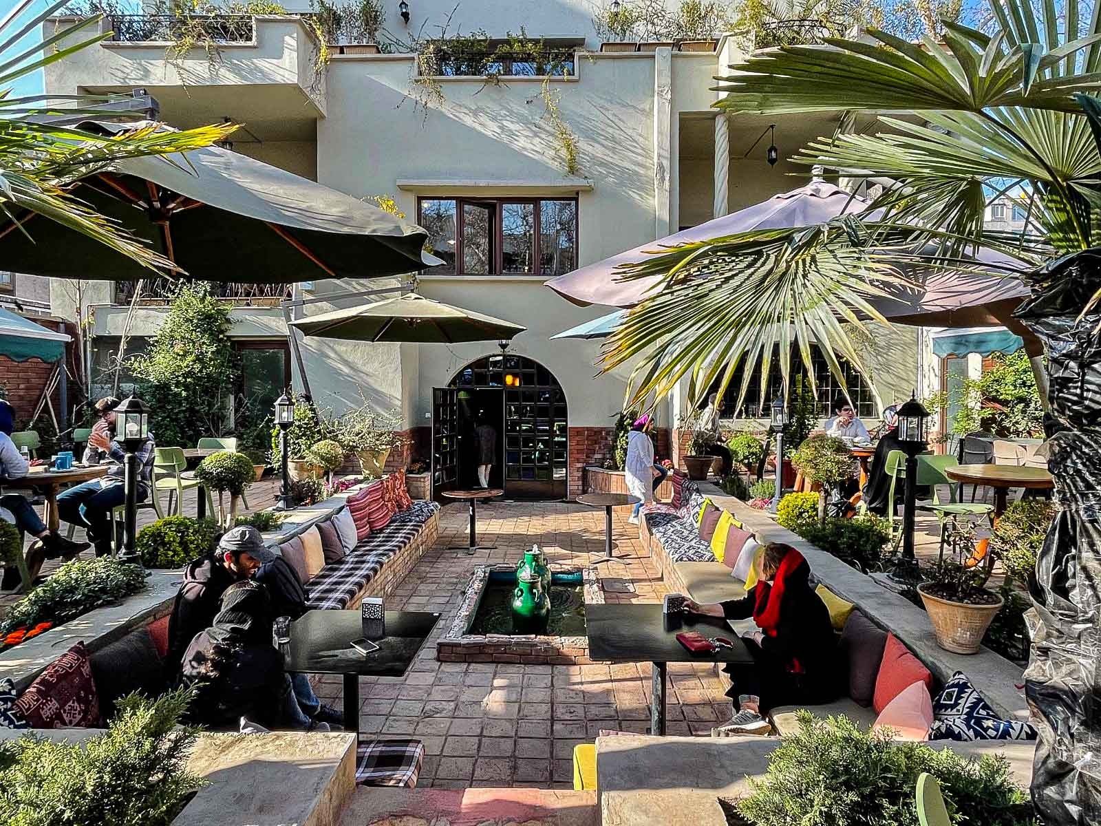 نفس‌های به شماره افتاده: سرگذشت کافه‌های تهران در میانه بحران