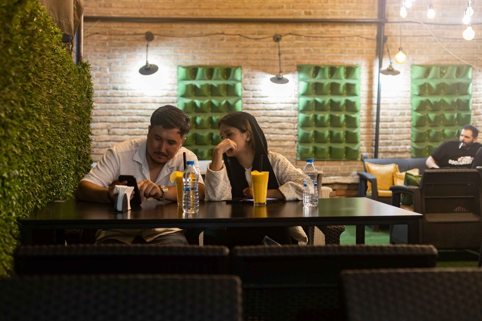 تحولات قهوه‌خانه‌ها به‌عنوان سومین مکان و تأثیر فناوری‌های ارتباطی