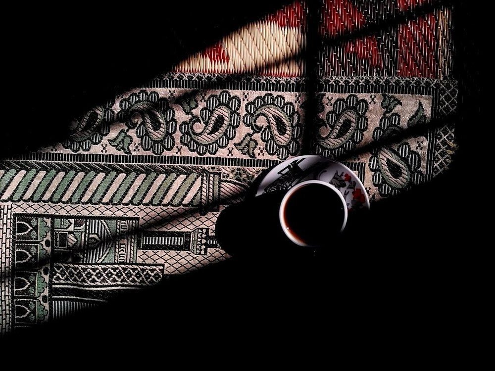 از سکوتِ تاریخ تا همهمه کافه‌ها