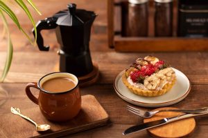 ترفندهای هوشمندانه برای استفاده از قهوه‌ی دم‌کرده‌ی باقی‌مانده