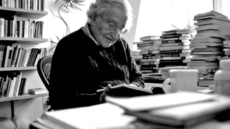 نوام چامسکی