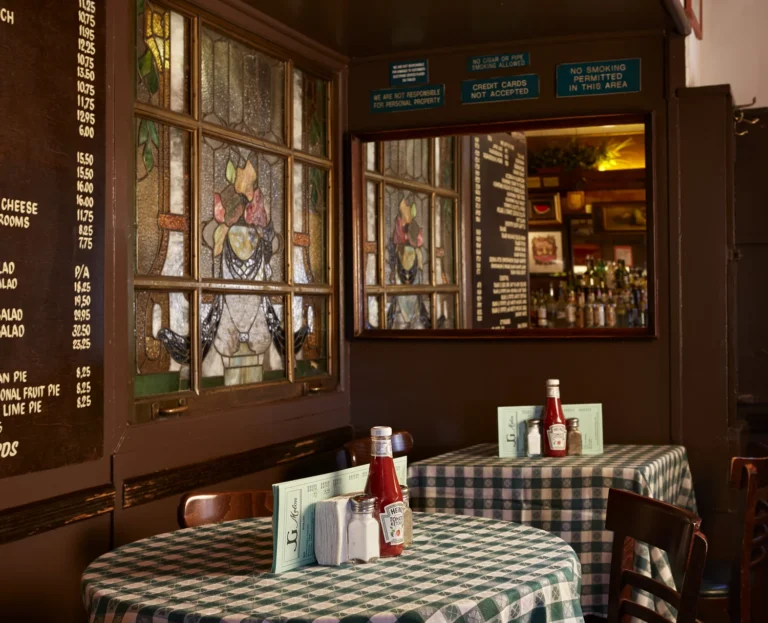 کافه‌ای نوستالژیک در نیویورک