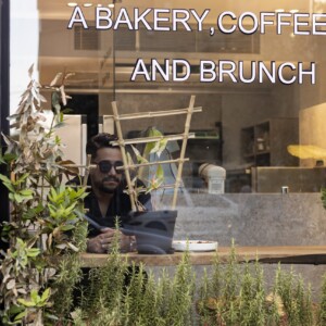 مردم در کافه