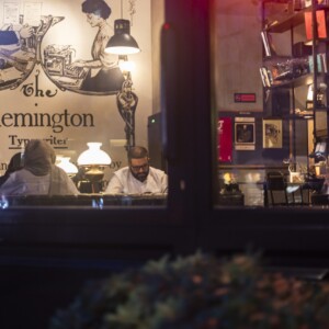 مردم در کافه