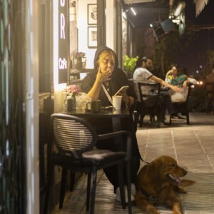 مردم در کافه