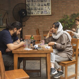 مردم در کافه