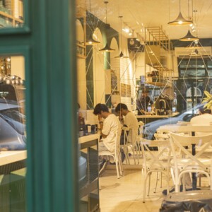 کار در کافه