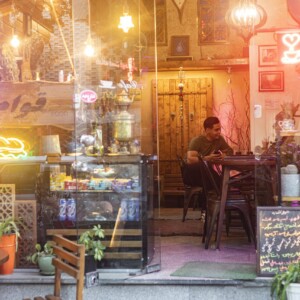 کار در کافه