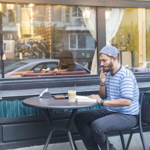 مردم در کافه