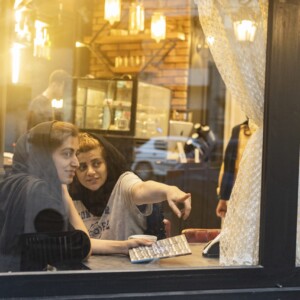 مردم در کافه