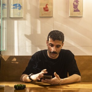 مردم در کافه