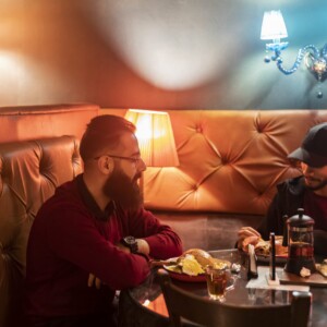 مردم در کافه