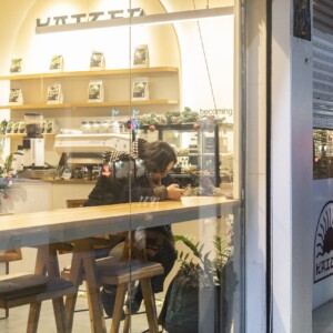 مردم در کافه