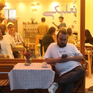 مردم در کافه