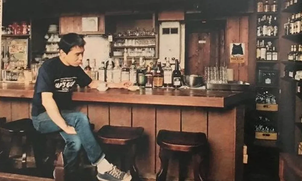 عکسی قدیمی از موراکامی در کافه‌اش